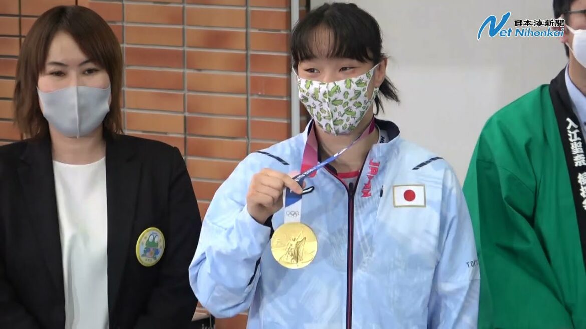 Tokyo Olympics boxing women’s featherweight gold medal Sena Irie returns home Nihonkai Shimbun