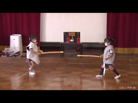 Kindergarten children experience fencing with a handmade sword at the hometown of the gold medalist at the Tokyo Olympics (21/10/12 17:12)