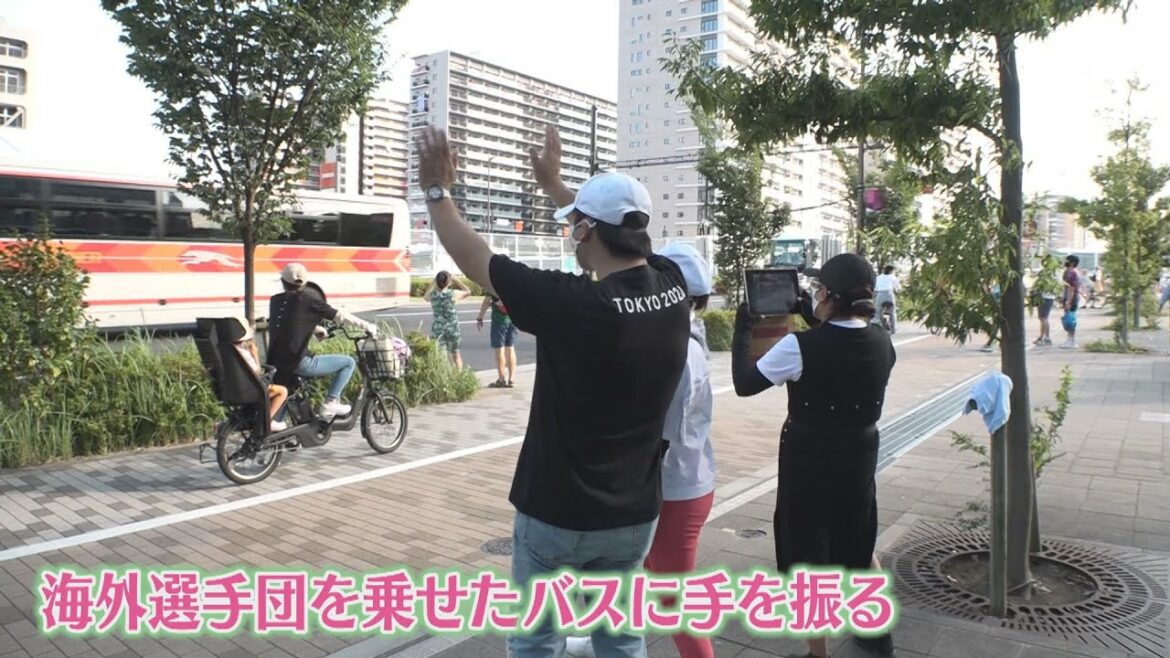 【特集】ささやかに東京五輪を楽しむ人たち 選手団のバスに手を振りエールを送る人や選手村の国旗を楽しむ人も(2021年7月26日)