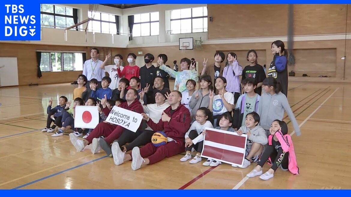 東京五輪で金のラトビア・3人制バスケ選手 小学校を訪問し子どもたちと交流 栃木・宇都宮市|TBS NEWS DIG