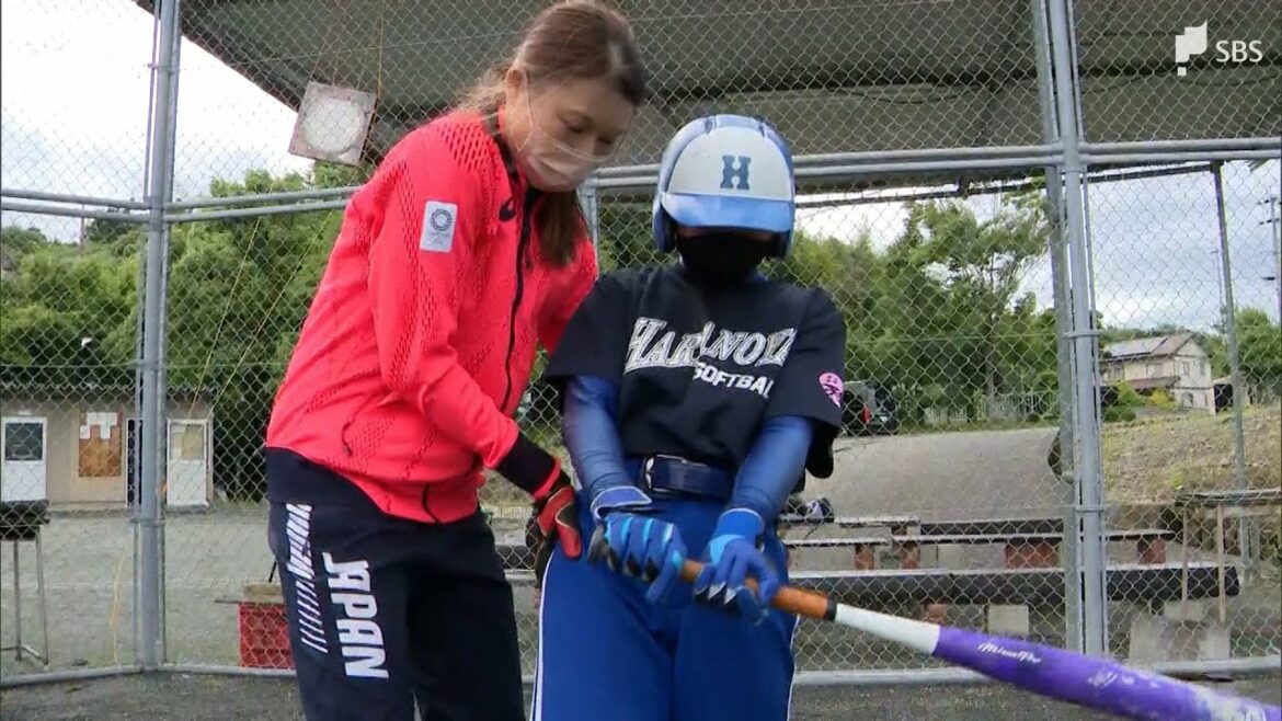 「目の前にいるのが信じられない」東京五輪金メダリストが地元中学ソフト部で打撃指導(静岡県)
