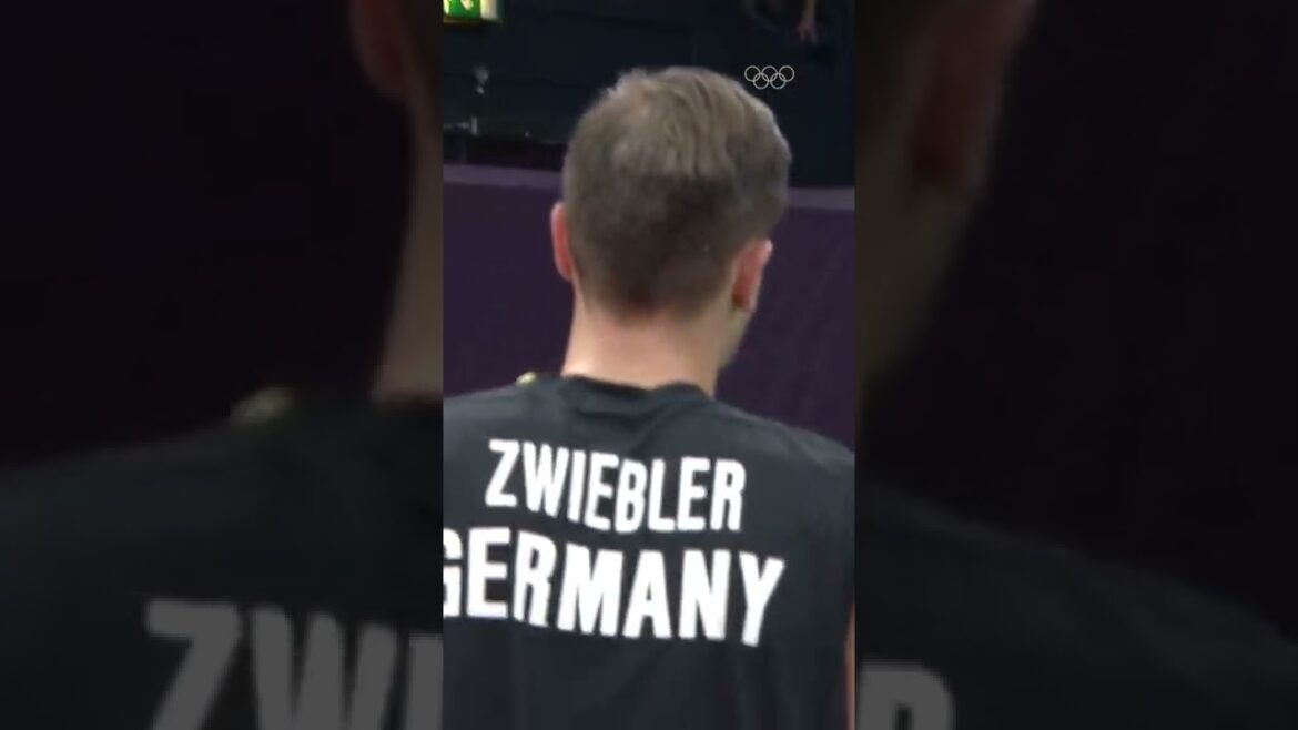 This behind-the-back badminton shot is 🔥