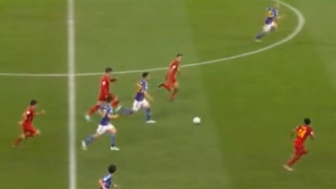 Maya Yoshida loses the ball like a lie Maya Yoshida loses the ball like a lie