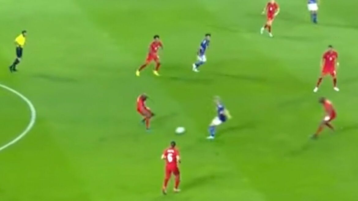 Takuma Asano loses the ball like a lie Takuma Asano loses the ball like a lie