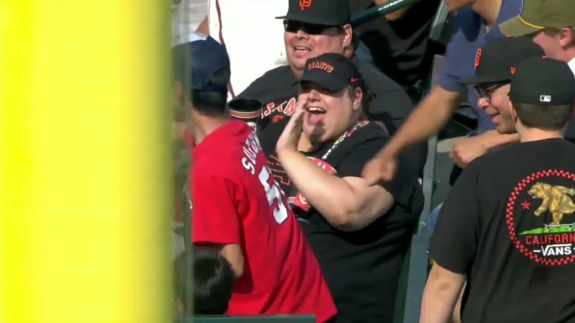 Seiya Suzuki Gives Balls to Carp Fans in San Francisco!