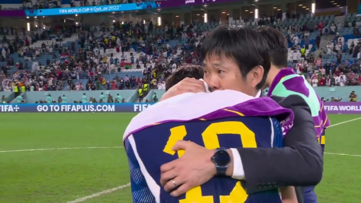 Japan manager Hajime Moriyasu consoles an emotional Hiroki Sakai after Japan's knockout stage exit🇯🇵