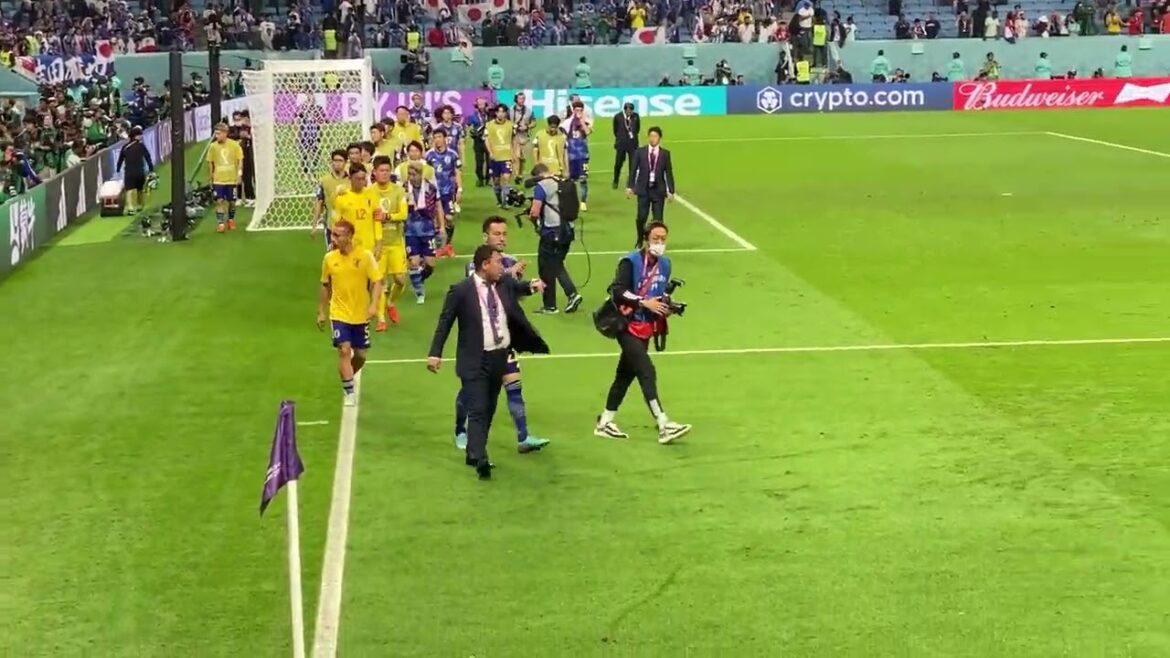Japan national team thank fans in Al Janoub stadium after Japan vs Croatia match in 2022 World Cup