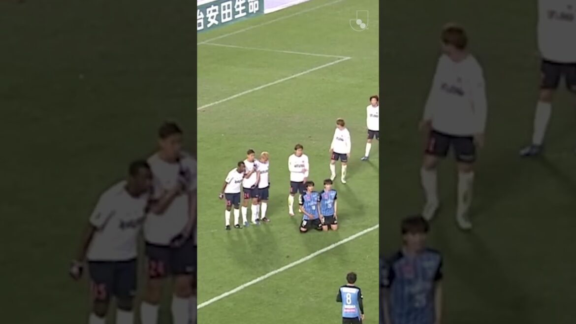 🐬 Kaoru Mitoma and Ao Tanaka are inseparable ... even for free-kick wall 🤣