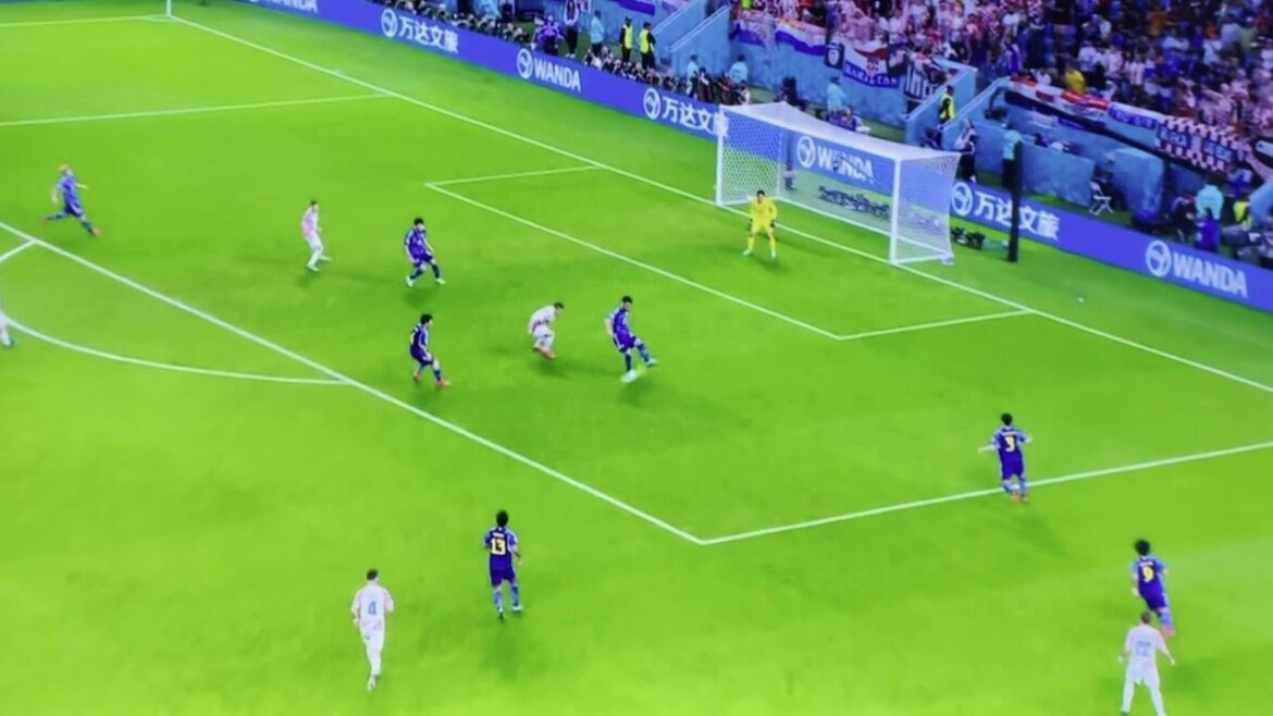 Maya Yoshida misses a pass that doesn't seem like a World Cup