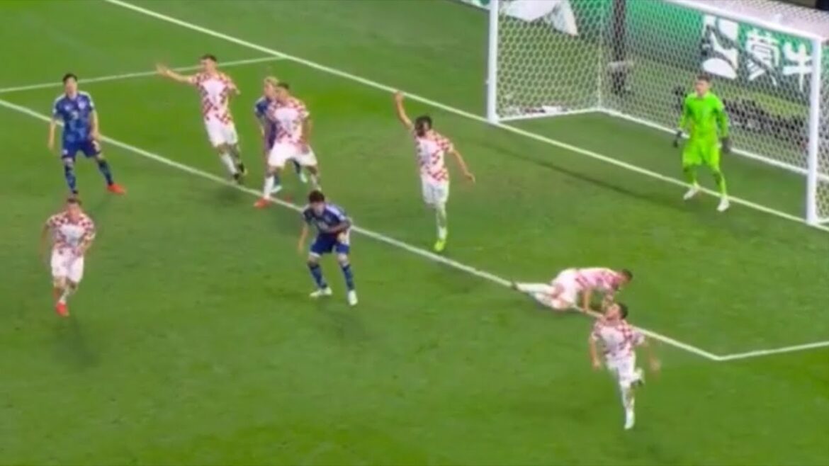 Takehiro Tomiyasu holds his stomach even though he hit his head Takehiro Tomiyasu holds his stomach even though he hit his head