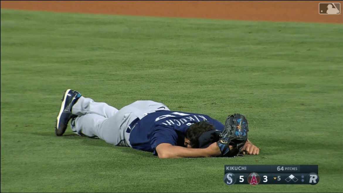 Yusei Kikuchi, unable to get up after being hit by a powerful ball on his knee, was injured and replaced… Yusei Kikuchi, unable to get up after being hit by a powerful ball on his knee, was injured and replaced...