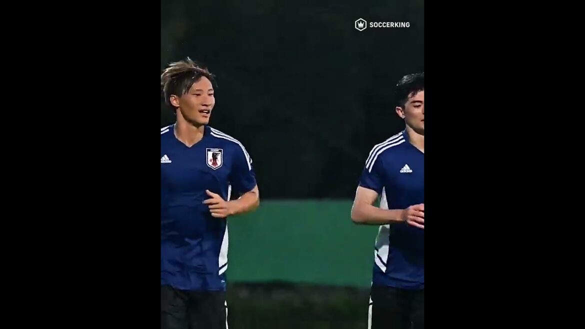 Shogo Taniguchi (Kawasaki Frontale) and Makinosuke Hatanaka (Yokohama F. Marinos) running side by side during cooldown after practice on the 17th, the first day of the training camp. We are talking seriously. Is the theme center back theory?  ?  #Shorts
