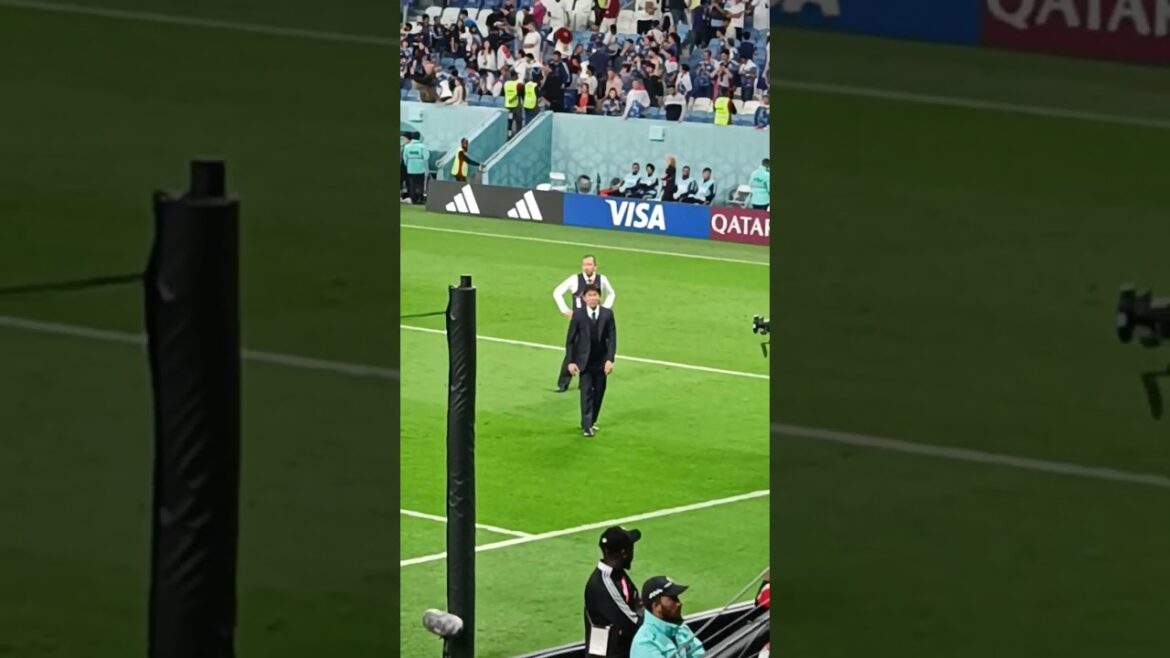 Hajime Moriyasu🇯🇵 Japan bowing to fans in gratitude #shortvideo #shorts #shots#japan #love#respect