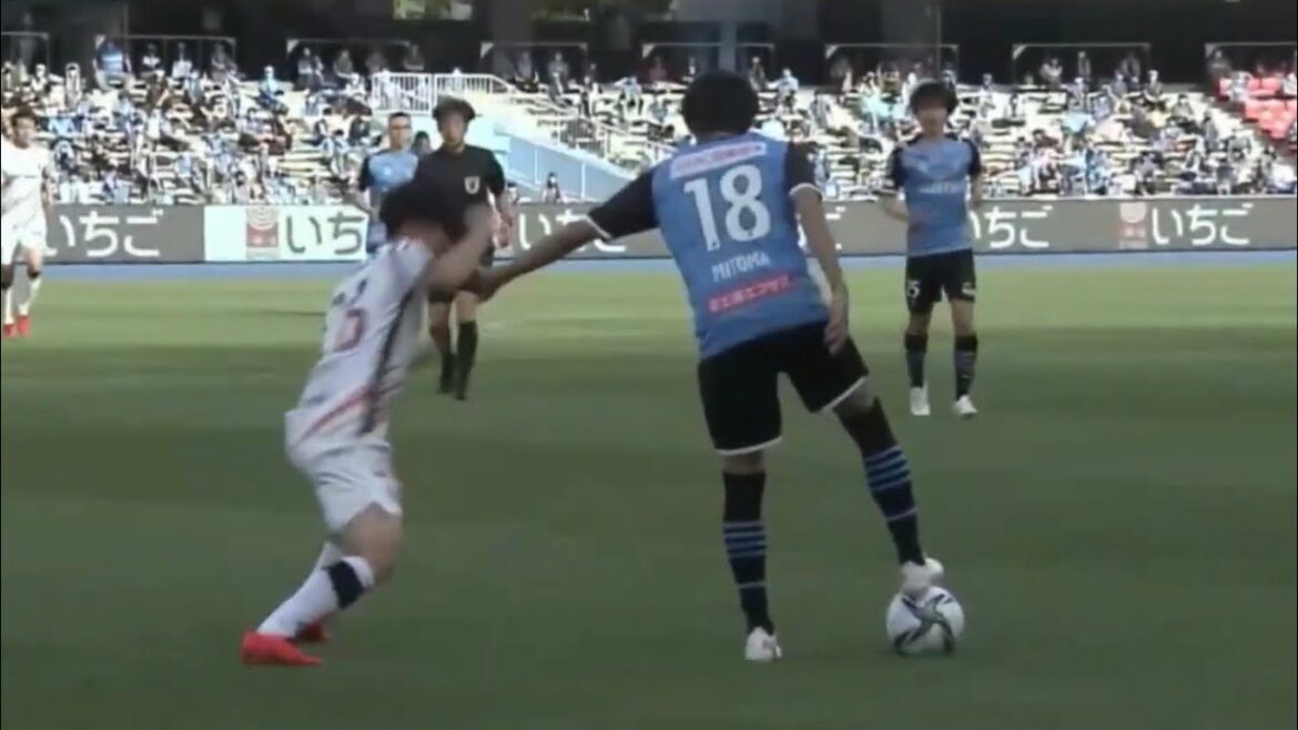 Kaoru Mitoma treats J-leaguers like children mercilessly