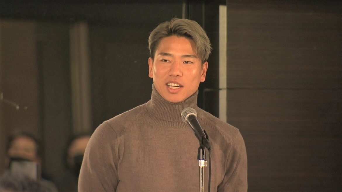 “I’ll do my best to aim for the next World Cup” Takuma Asano, who scored a come-from-behind goal against Germany, returns home "I'll do my best to aim for the next World Cup" Takuma Asano, who scored a come-from-behind goal against Germany, returns home