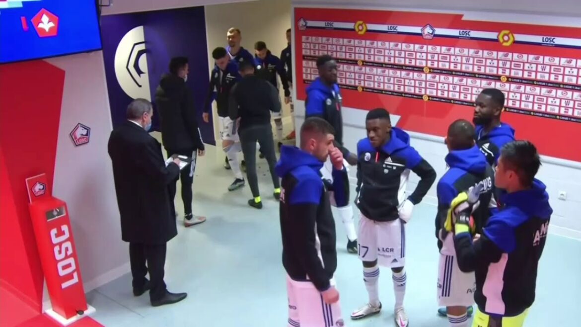 Chatting before the game[Kawashima Eiji (RC Strasbourg)]This is the world-class communication skill