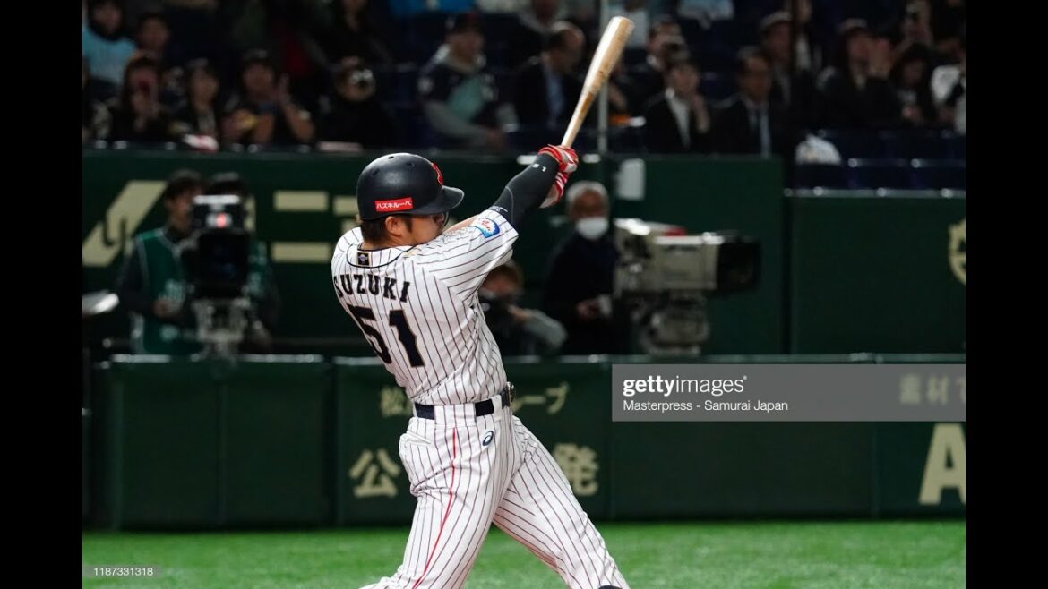 Seiya Suzuki pv-light stand