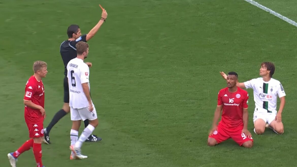 Kou Itakura red card scene