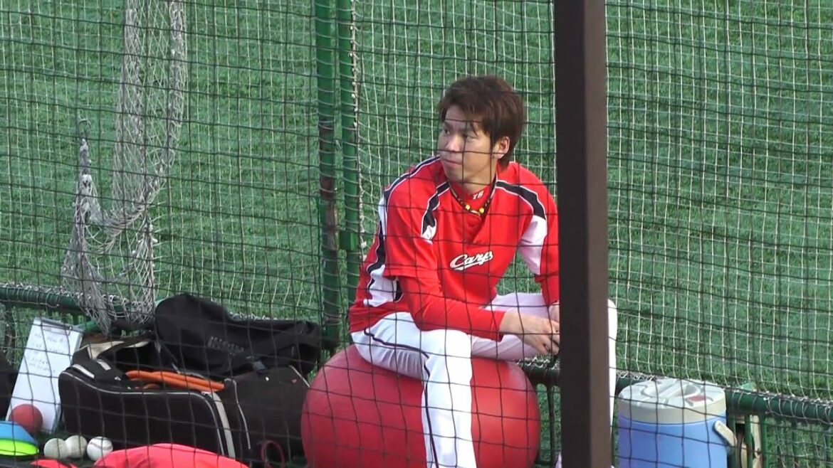 Pitcher Kenta Maeda responds to cheers from Hiroshima Carp fans20101010
