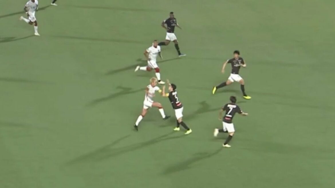 Yuma Suzuki pushes Taniguchi away without looking at the ball Yuma Suzuki pushes Taniguchi away without looking at the ball