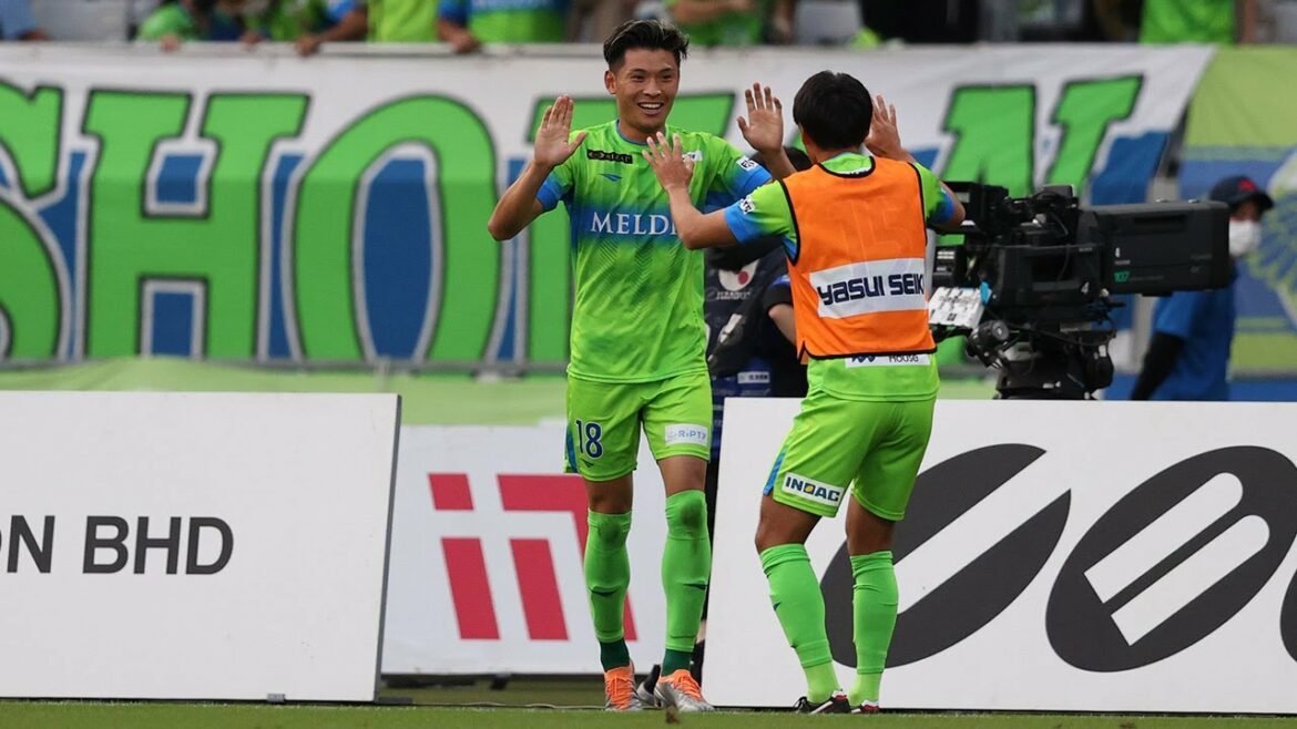 Shooto Machino, who stole the ball from the coordinated defense on the right side, dribbled past the defenders one after another, and when he entered the right side of the PA, he won a one-on-one match with the GK and scored a big extra point![Pickup goal in Section 32]