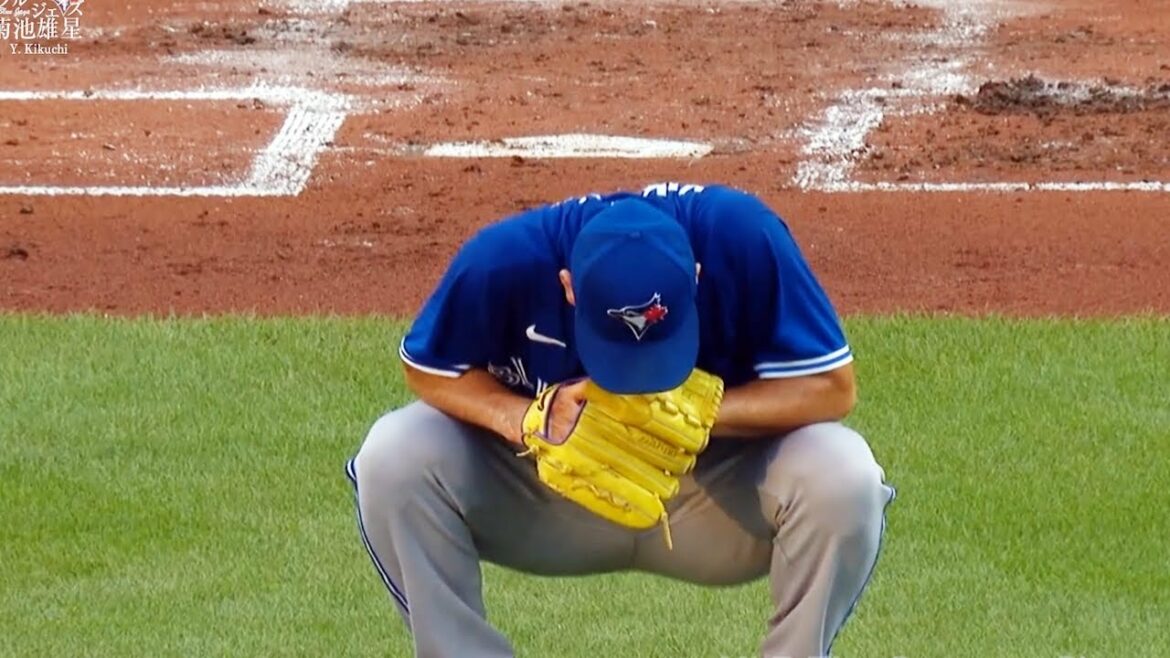 Yusei Kikuchi Yusei-san squats down after getting hit on the way up! 2 more hits and no 5 wins!