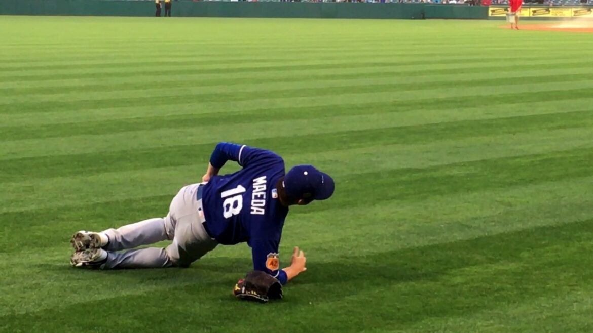 2017 MLB Season Fun warm-up exercises by pitcher Kenta Maeda, Hyun-Jin Ryu, Kenley Jansen