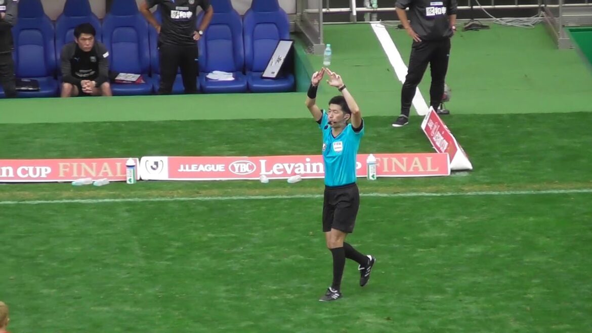 [VAR]One-shot red First half of extension Shogo Taniguchi sent off-Consadole Sapporo match on October 26, 2019 Levain Cup final
