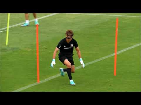 Goalkeeper Eiji Kawashima and Masaaki Higashiguchi practice Japan national football team training camp (Day 6) Goalkeeper Eiji Kawashima and Masaaki Higashiguchi practice Japan national football team training camp (Day 6)