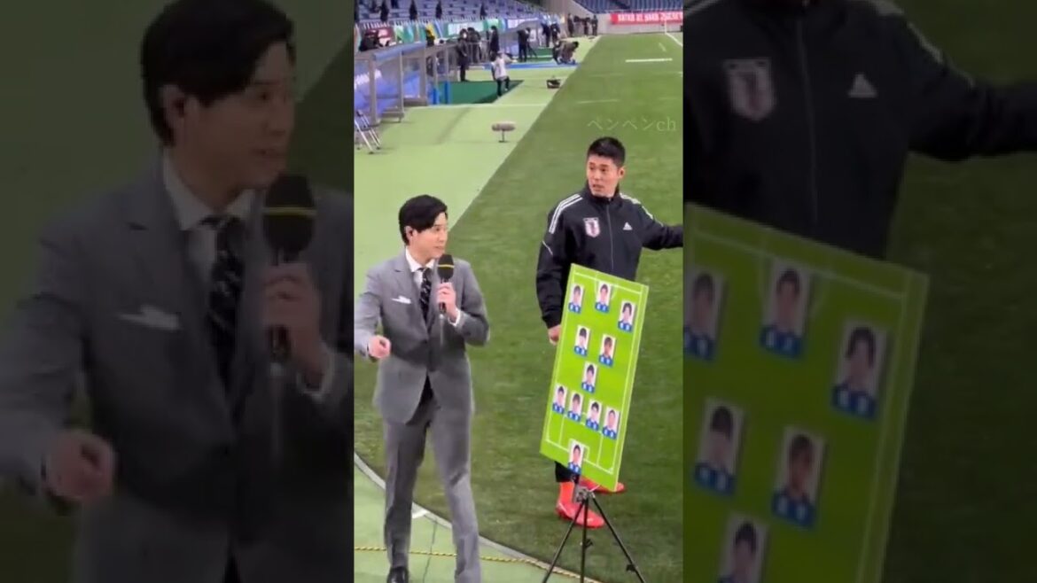 Eiji Kawashima interferes with Atsuto Uchida's work