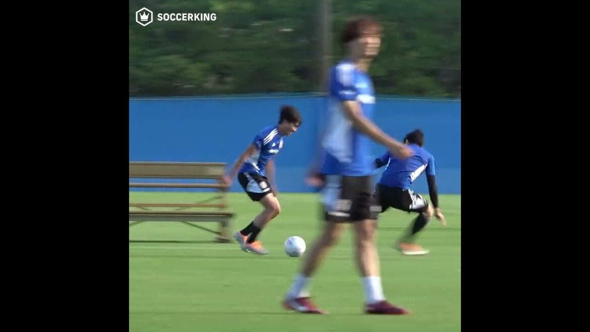 Kaoru Mitoma and Shogo Taniguchi match up one-on-one