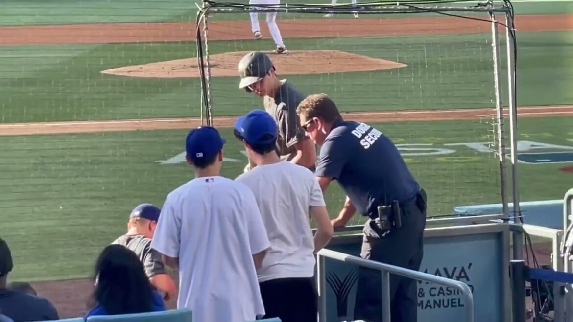 Shohei Ohtani being nice to kids Shohei Ohtani being nice to kids
