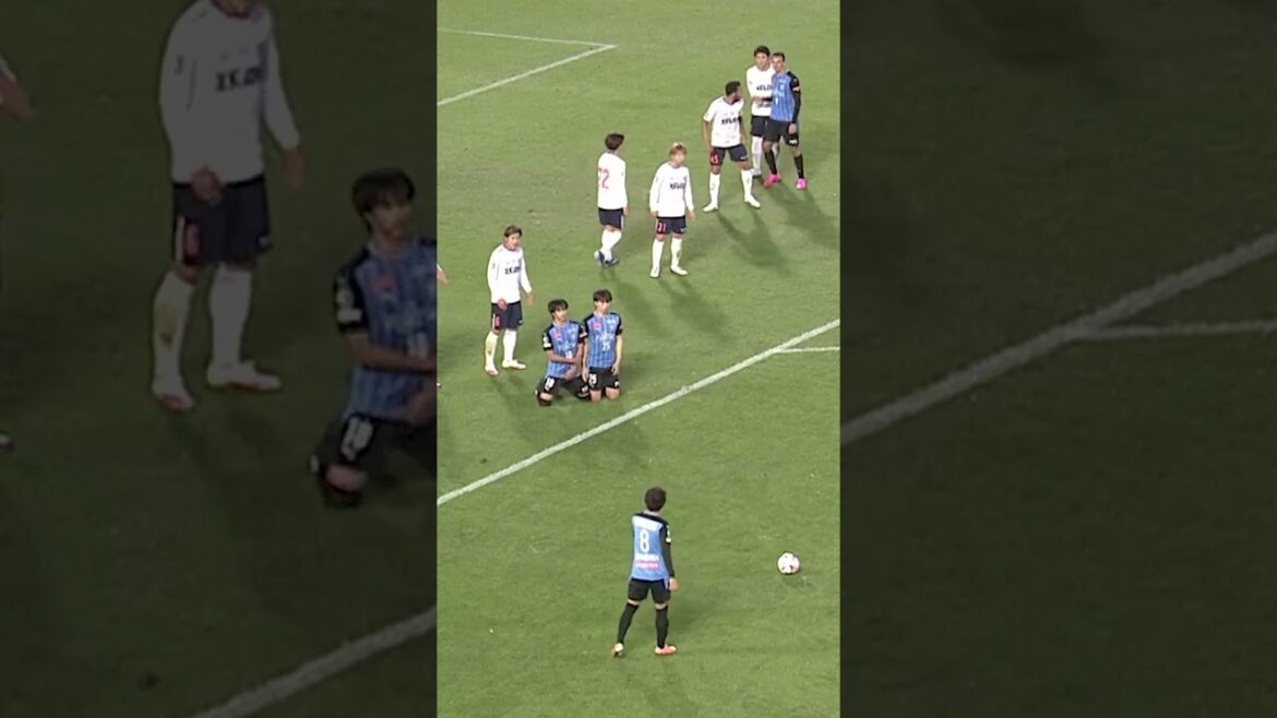 [Saginuma Brothers]Kaoru Mitoma x Midori Tanaka hide the ball from the GK in the FK scene 👀[Clipping]December 7, 2022 #shorts