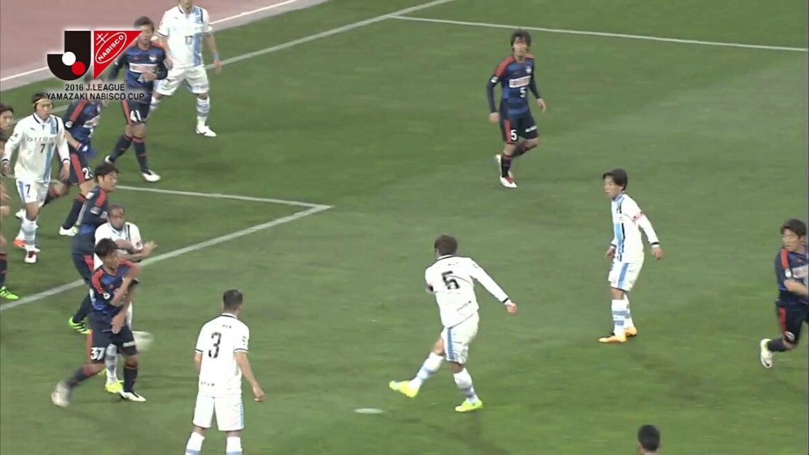 Shogo Taniguchi (Kawasaki F) swings through a loose ball from a CK with his right foot[Goal video: YNC GS Sec.3 Niigata vs Kawasaki F]