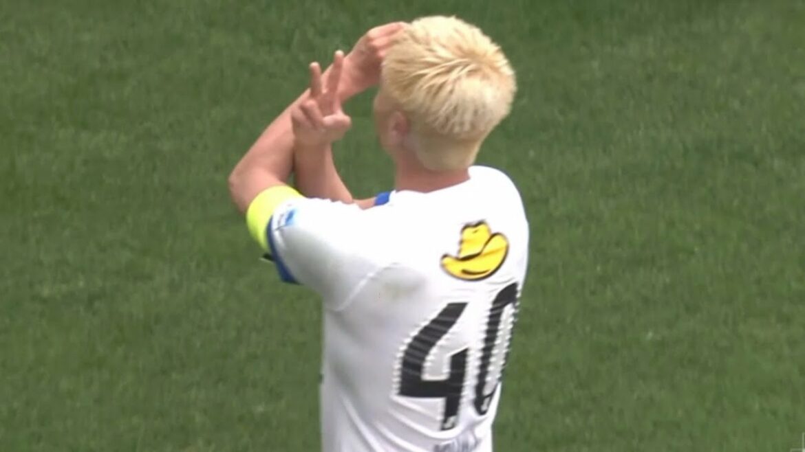 Yuma Suzuki inciting Kyoto Supporters Yuma Suzuki inciting Kyoto Supporters