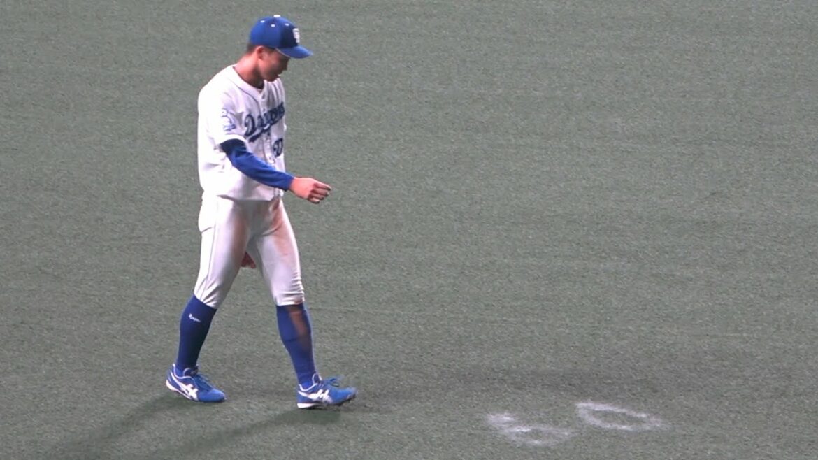 Okabayashi's too cute reaction when he noticed his jersey number 60 that Seiya Suzuki scribbled (2021/10/07)