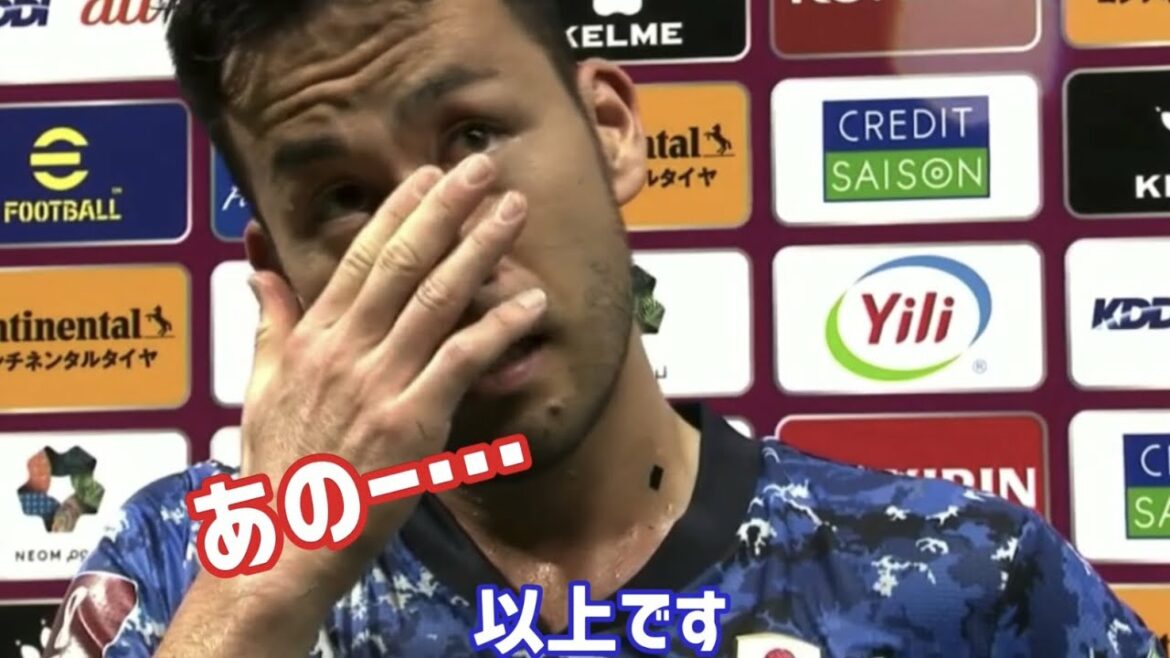 The interviewer Atsuto Uchida cuts off the captain of the Japanese national team Maya Yoshida Maya Yoshida Atsuto Uchida The interviewer Atsuto Uchida cuts off the captain of the Japanese national team Maya Yoshida Maya Yoshida Atsuto Uchida