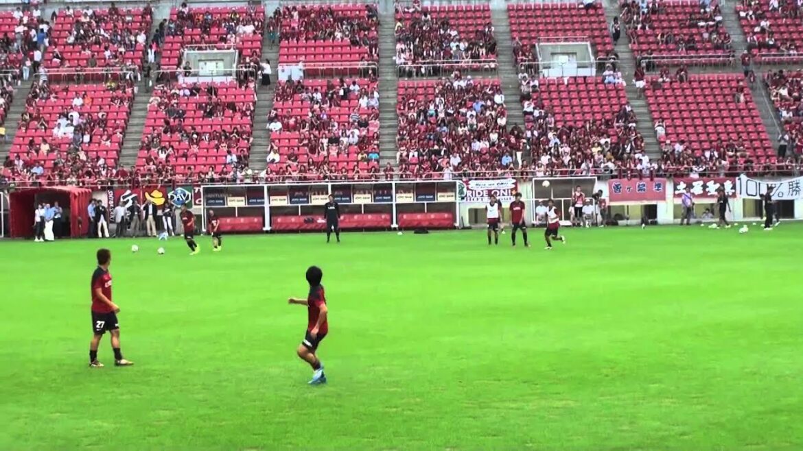 Gaku Shibasaki and Mitsuo Ogasawara catch ball 2014J1 Section 18 Kashima 5-1 Hiroshima Gaku Shibasaki and Mitsuo Ogasawara catch ball 2014J1 Section 18 Kashima 5-1 Hiroshima