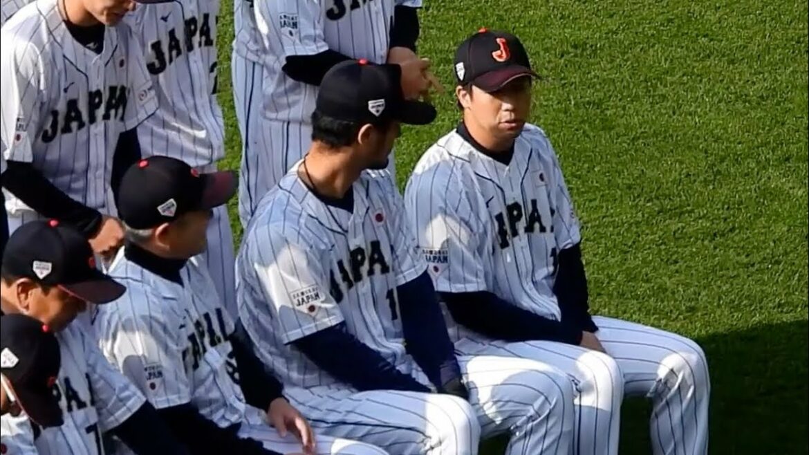 Yu Darvish and Tetsuto Yamada talk during a group photo[Samurai Japan Miyazaki Camp]2023.2.17