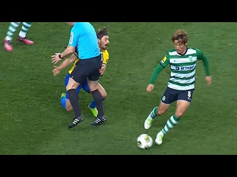 Hidemasa Morita calmly handles the ball at the bottom of the midfield! Hidemasa Morita calmly handles the ball at the bottom of the midfield!