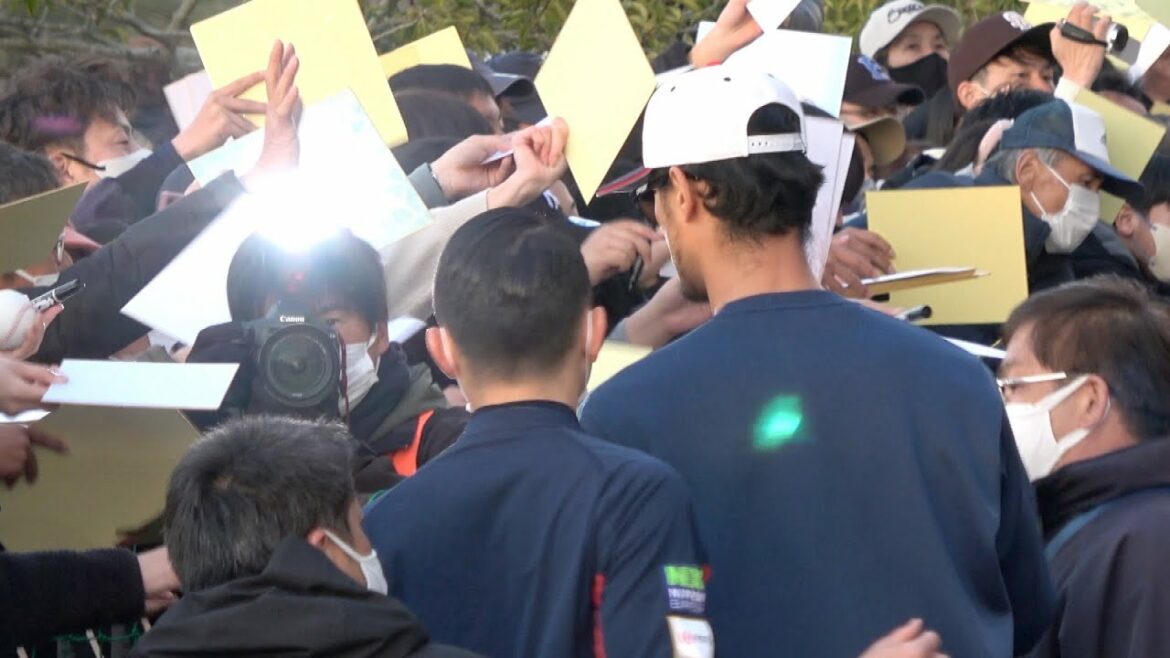 [Samurai J]Yu Darvish signing autographs after the match