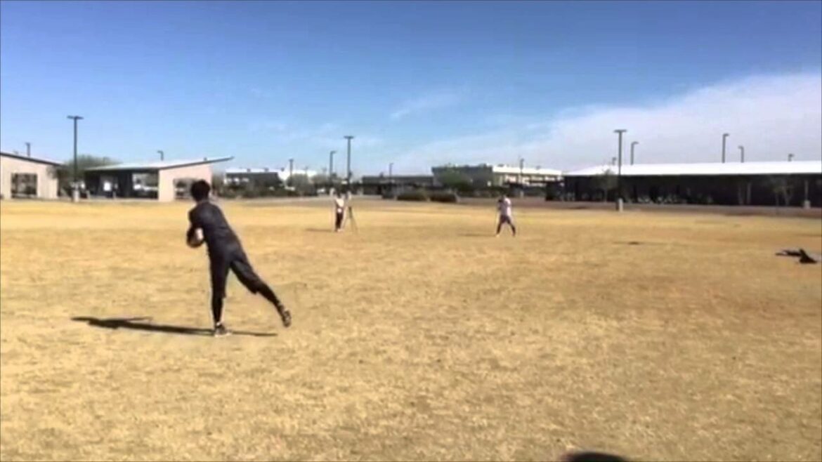 Hisashi Iwakuma & Kenta Maeda catch ball in Arizona