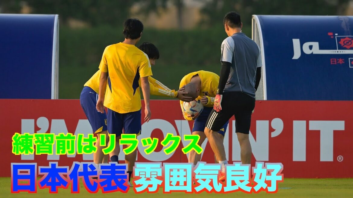 [Japan National Team]Daichi Kamata and Takumi Minamino playing around with Daizen Maeda's head before practice