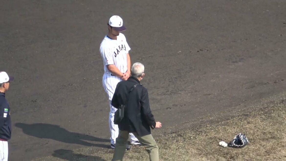 [Samurai Japan]Miyazaki send-off match Yu Darvish listens to the story in front of the legendary Hiroshi Gondo with proper posture Local footage