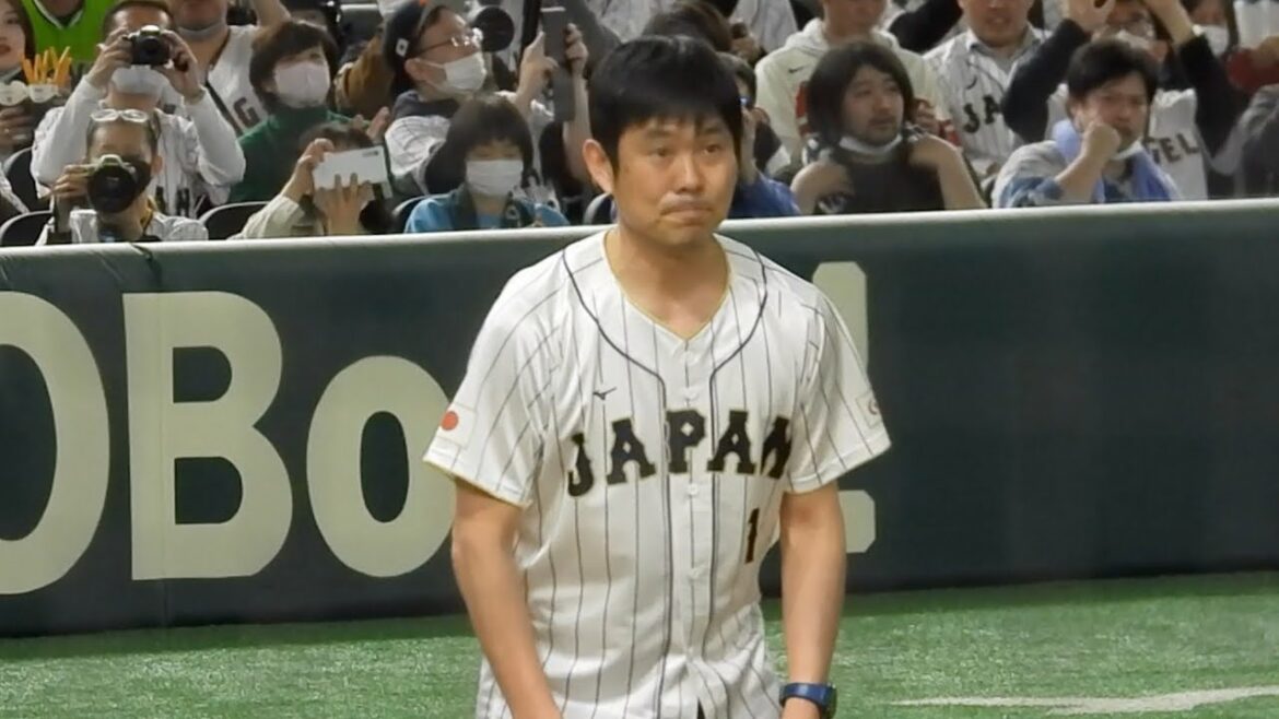 [WBC]Soccer manager Hajime Moriyasu pitches at the first pitch ceremony!Samurai Japan vs China in Tokyo Dome March 9, 2023