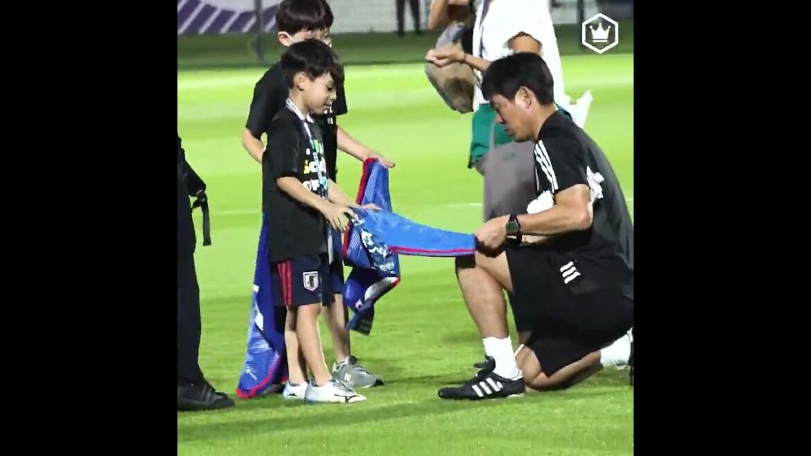 Fan service not only by the players but also by Manager Moriyasu #World Cup