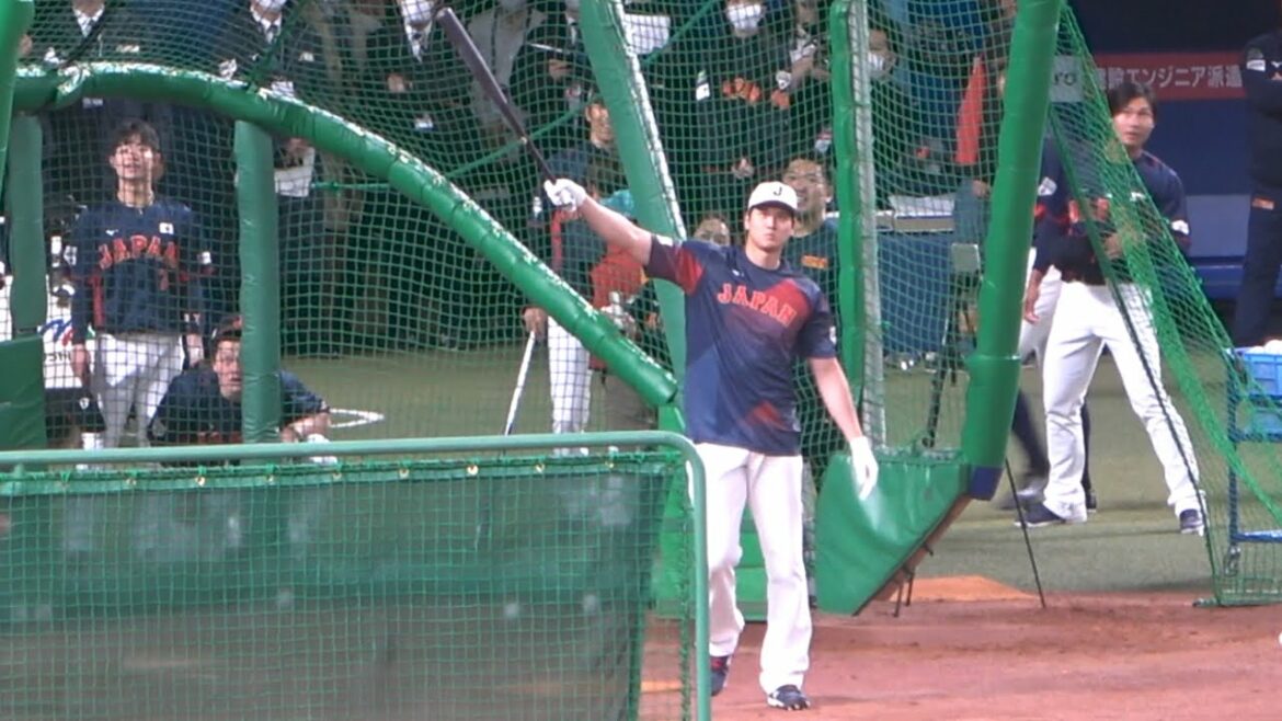 Shohei Ohtani hits over the fence with unconventional free shots! All members of SAMURAI JAPAN were glued to the ground and cheered loudly in the hall!  (2023/03/04)