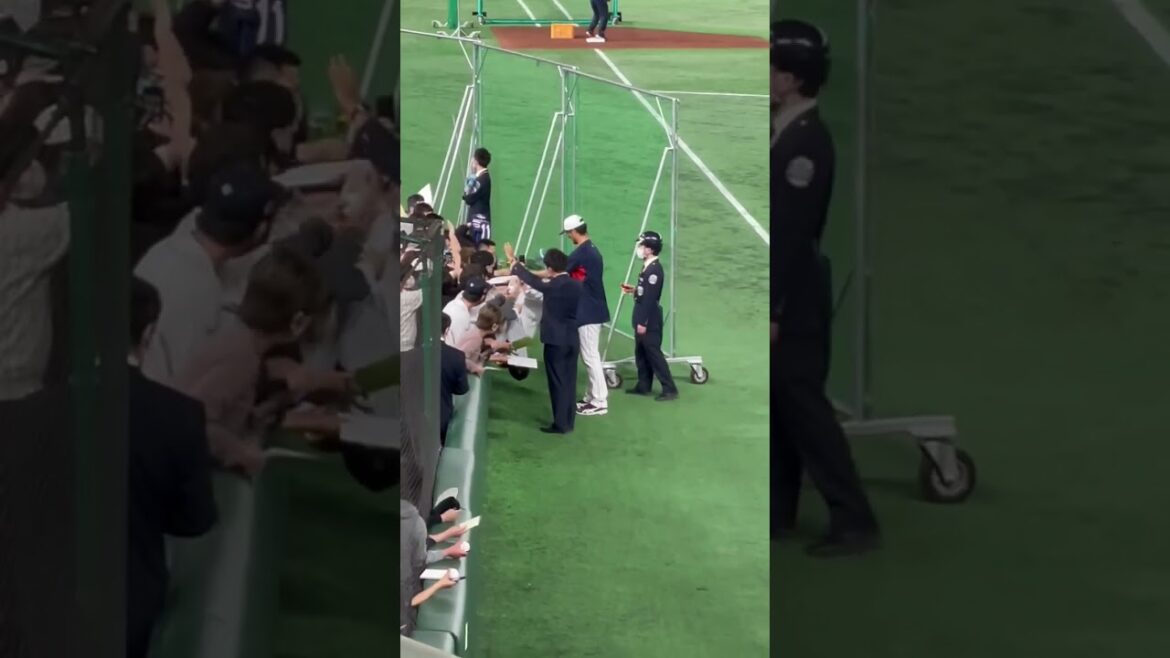 Yu Darvish signing autographs #Yu Darvish #shorts