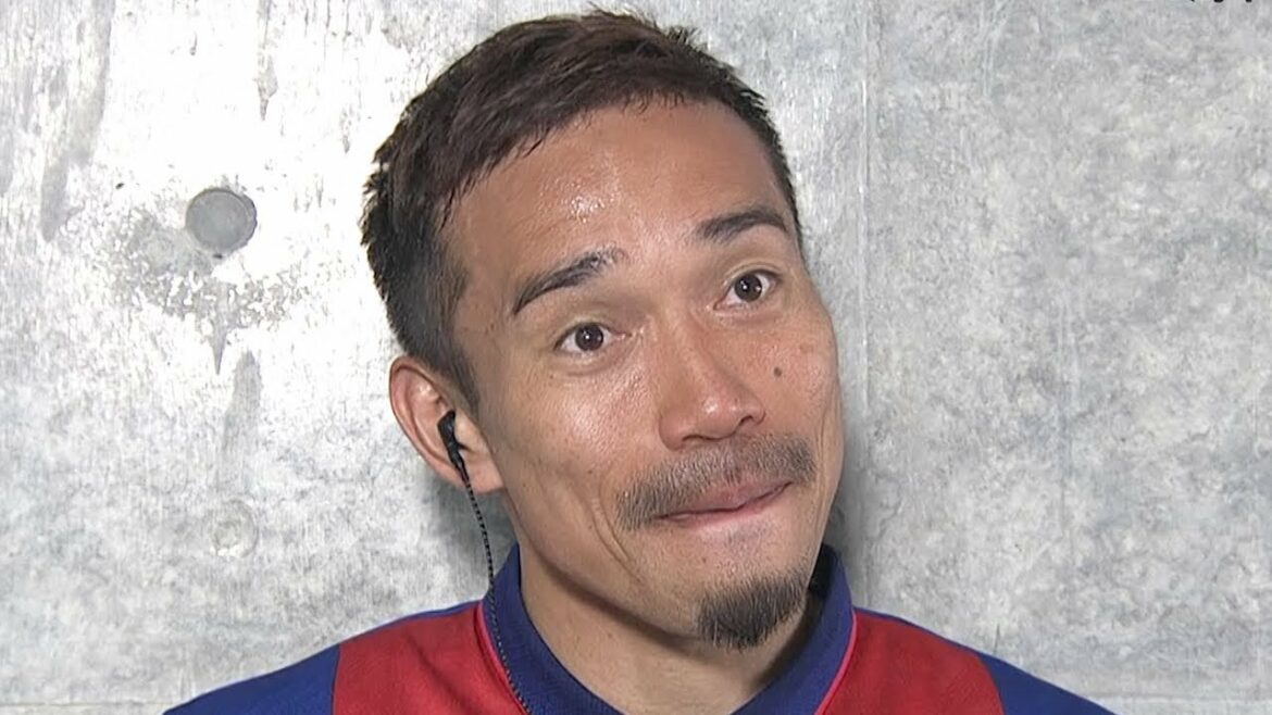 Yuto Nagatomo holding back laughter at the blatant invitation
