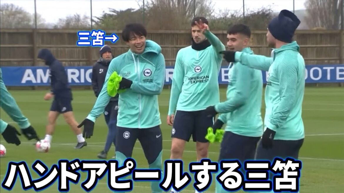 Kaoru Mitoma who hits Estupinyan's shoulder with a birdcage and makes a hand appeal